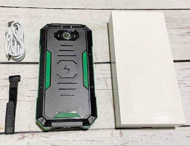 Внешний аккумулятор Power Bank 30000 mAh с солнечной панелью и беспроводной зарядкой 28 фото